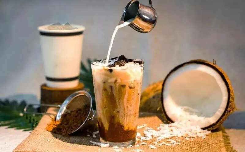 Hướng dẫn pha cafe cốt dừa đá xay đơn giản tại nhà