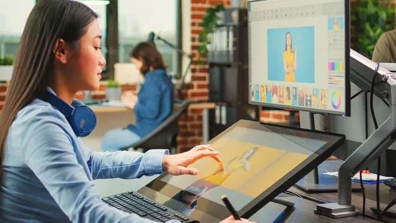 Ví dụ về các sản phẩm thiết kế đồ họa: logo, poster, giao diện website