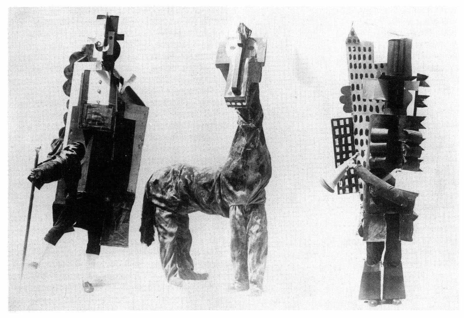 Trang phục siêu thực do Picasso thiết kế cho vở ballet &quot;Parade&quot;