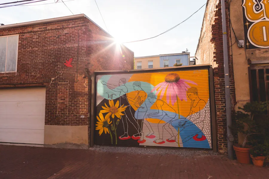 Bức tranh tường Let Go với hình ảnh người phụ nữ bay lượn tại Blagden Alley