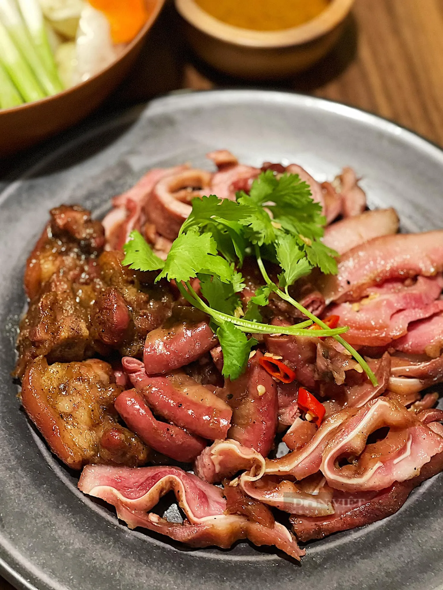 Phá lấu lòng heo khìa nước dừa ăn kèm bánh mì hấp dẫn