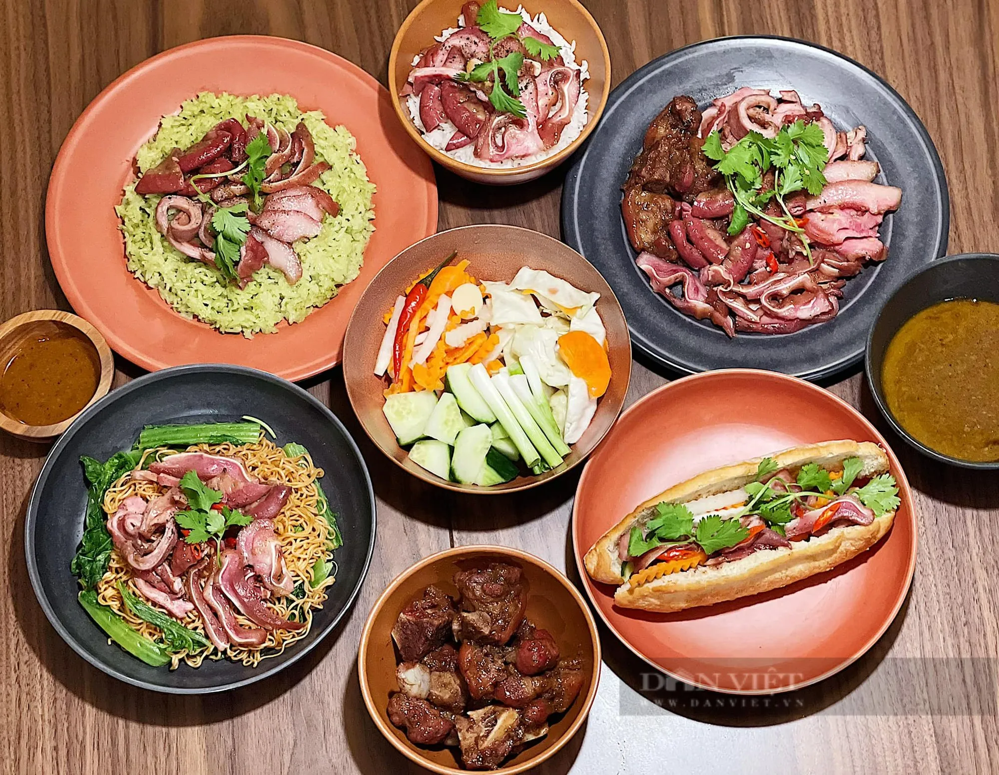 Phá lấu lòng heo khìa nước dừa thành phẩm ăn kèm đa dạng