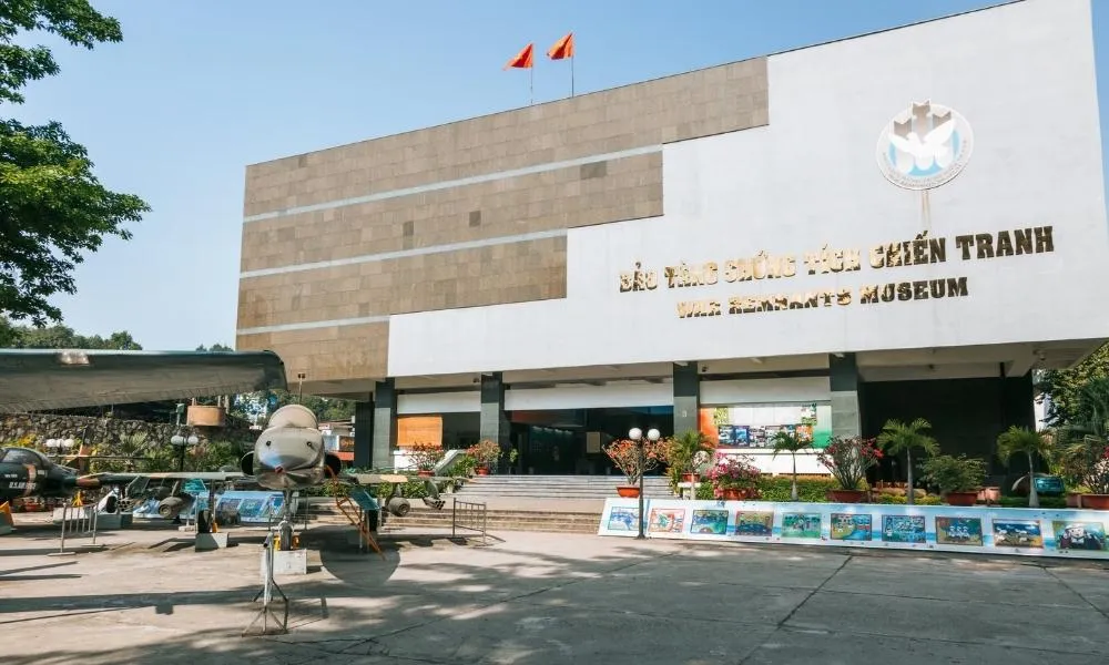 KhÃ´ng gian phÃ­a trÆ°á»›c Báº£o tÃ ng Chá»©ng tÃ­ch Chiáº¿n Tranh. 
