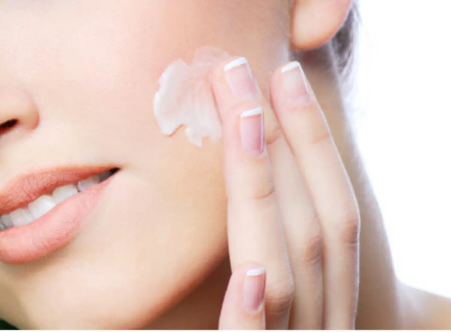 Dưỡng ẩm giúp da mềm mại và dễ ăn phấn hơn