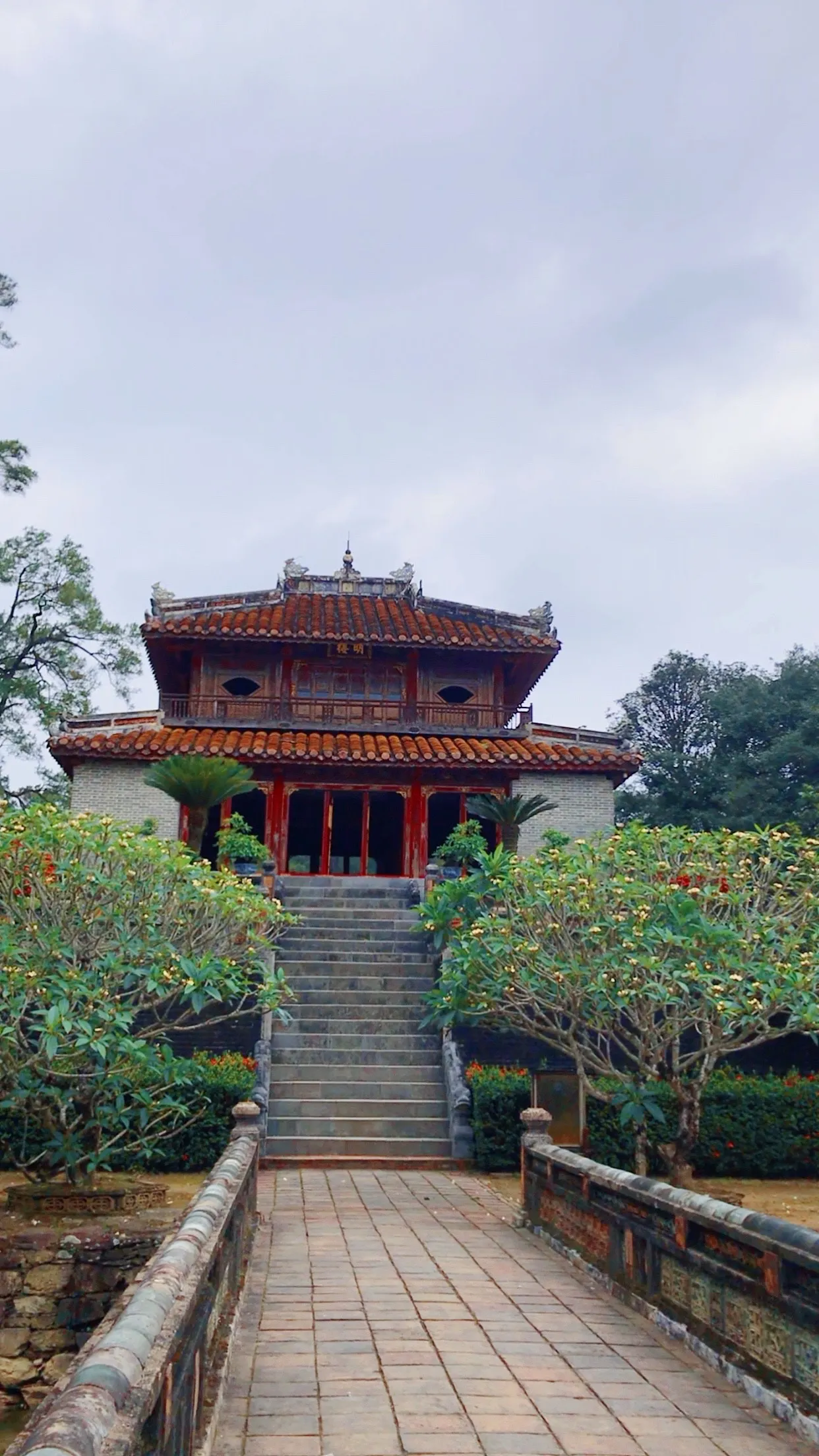 Lăng Minh Mạng yên bình bên sông Hương, phong cảnh đẹp để vẽ tranh đơn giản.