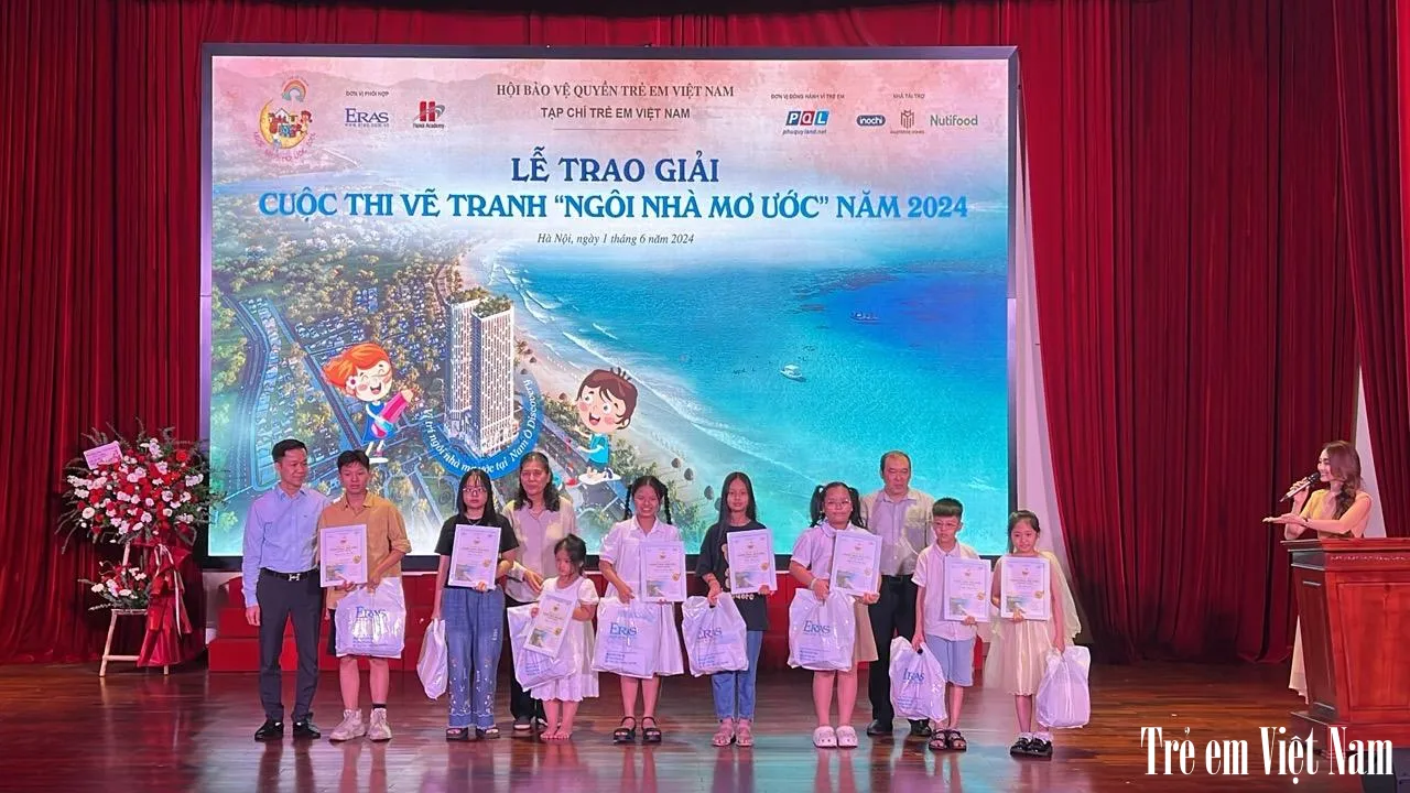 Top 10 thí sinh đạt giải cuộc thi vẽ tranh Ngôi nhà mơ ước 2024 nhận giải