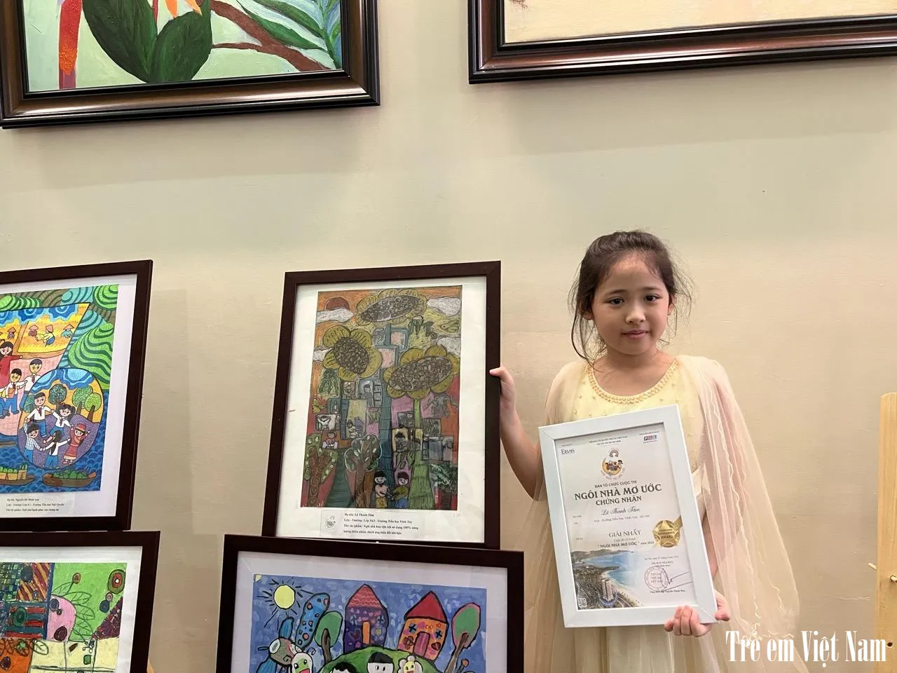 Lê Thanh Tâm bên tác phẩm &quot;Ngôi nhà hoa tiện ích sử dụng 100% năng lượng thiên nhiên, thích ứng biến đổi khí hậu&quot;