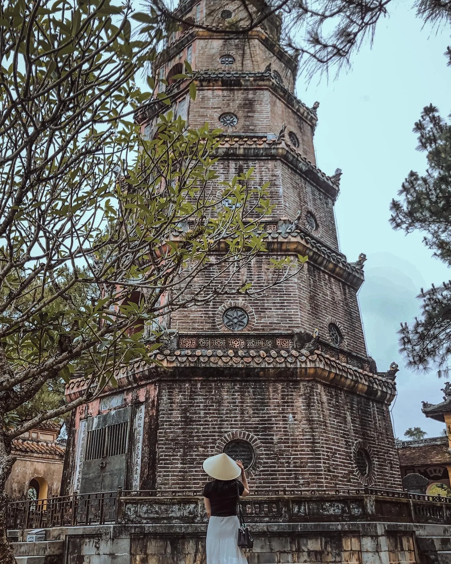 Chùa Thiên Mụ cổ kính bên sông Hương, biểu tượng cho tranh vẽ cố đô Huế.