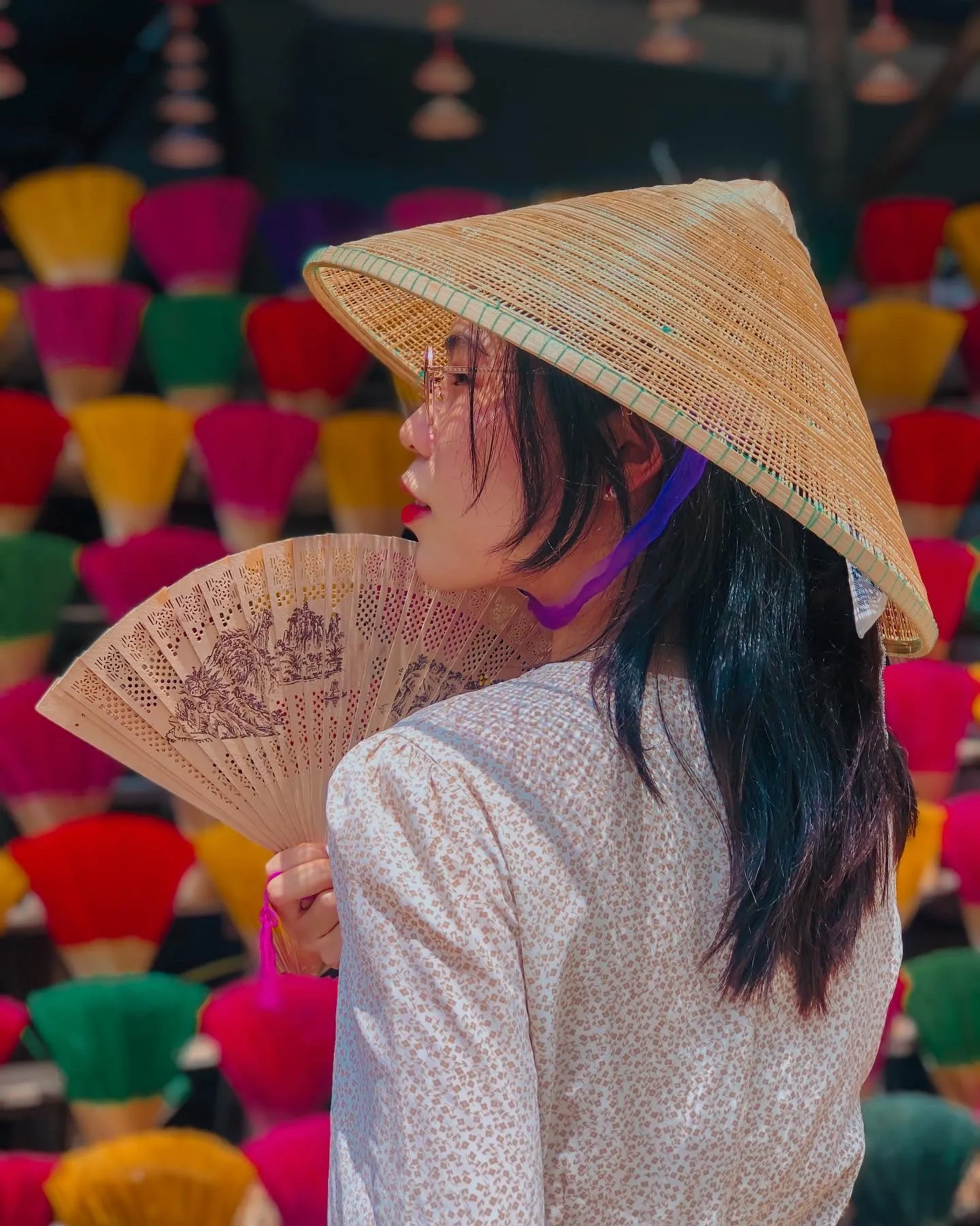 Làng Hương Thủy Xuân rực rỡ màu sắc, chủ đề sinh động cho tranh vẽ cố đô Huế đơn giản.
