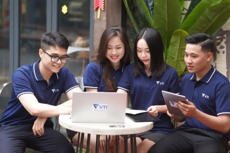 Sinh viên quốc tế học thiết kế đồ hoạ tại Mỹ trong lớp học studio