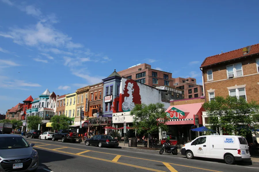 Bức tranh tường quán Madam's Organ tại Adams Morgan, mô tả hình ảnh táo bạo