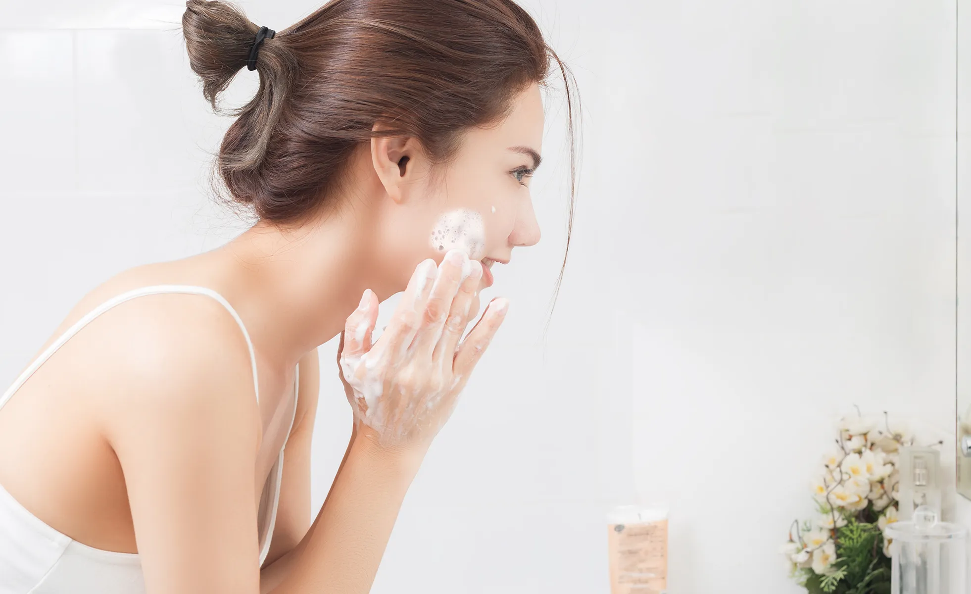 Làm sạch da là bước đầu tiên để có lớp nền bóng khỏe