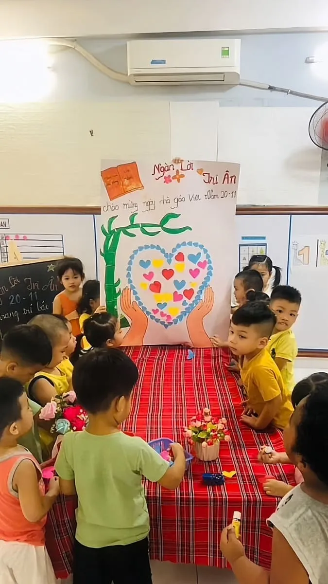 Trang trí báo tường cùng cô trò mầm non