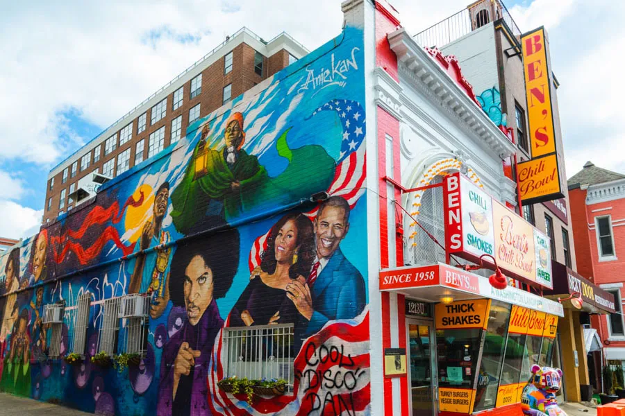 Bức tranh tường các nhân vật người Mỹ gốc Phi tại Ben's Chili Bowl trên Phố U
