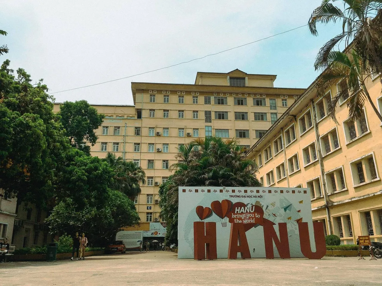 Đại học Hà Nội (HaNU), nổi bật với chương trình CNTT đào tạo bằng tiếng Anh.