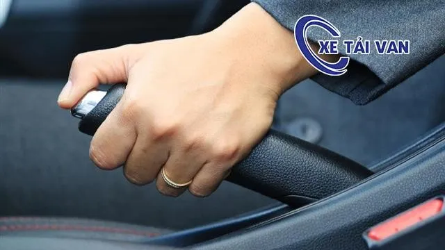 Sử dụng phanh tay khi đề ba lên dốc xe tải