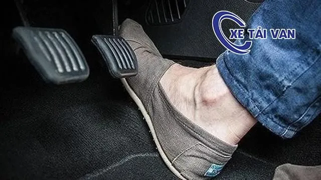 Đề ba lên dốc phức tạp bằng gót chân và mũi chân