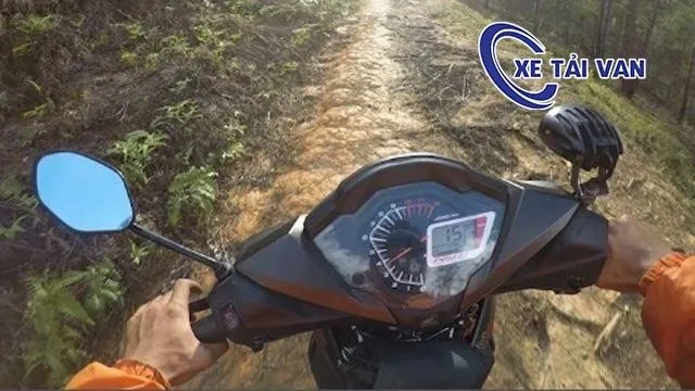Bí quyết là vặn ga ổn định, nếu thấy không thể lên dốc thì vặn ga mạnh hơn và giảm ga khi qua khỏi dốc