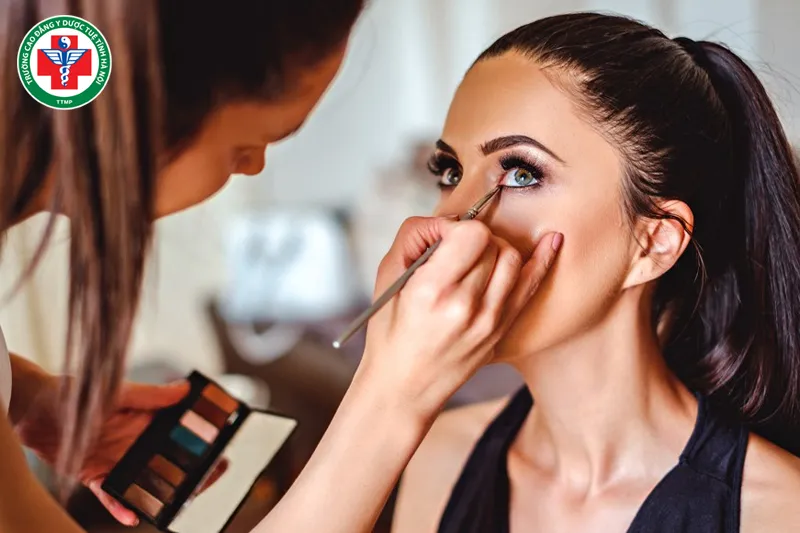 Bảng giá tham khảo chi phí học makeup các loại khóa học năm 2024