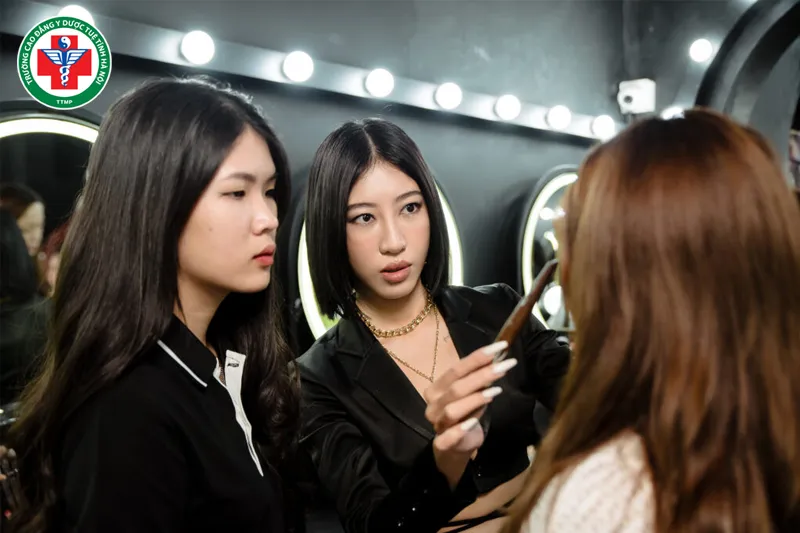 Học viên thực hành trang điểm trong lớp học makeup chuyên nghiệp