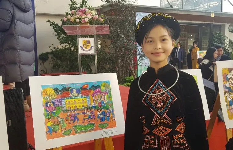 Em Lý Phương Chi, học sinh đoạt giải Nhất, bên tác phẩm vẽ tranh ngôi trường xanh của mình tại lễ trao giải
