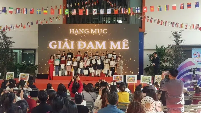 Toàn cảnh lễ trao giải cuộc thi vẽ tranh Ngôi trường xanh, với sự tham dự của nhiều học sinh và phụ huynh