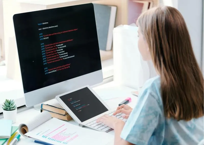 Giao diện lập trình kéo thả của ngôn ngữ Scratch thân thiện với trẻ em