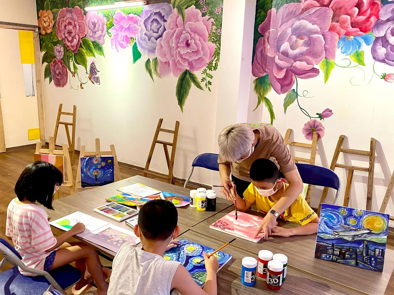 alt: Bé đang tập trung vẽ tranh tại lớp học vẽ cho bé ở Nhà Thiếu Nhi Quận 7