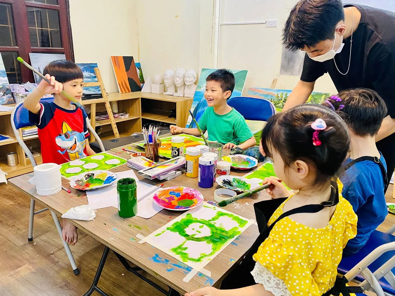 alt:  Không gian lớp học vẽ cho bé tại Nhà Thiếu Nhi Quận 7 được thiết kế thân thiện, tạo cảm hứng cho các bé