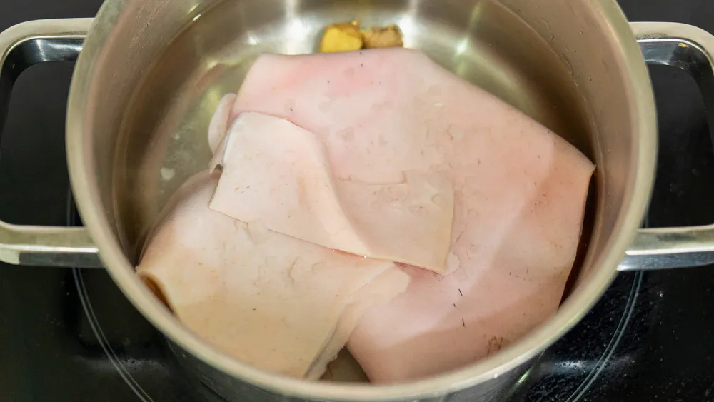 Luộc bì heo làm sạch cùng gừng và giấm để khử mùi hôi