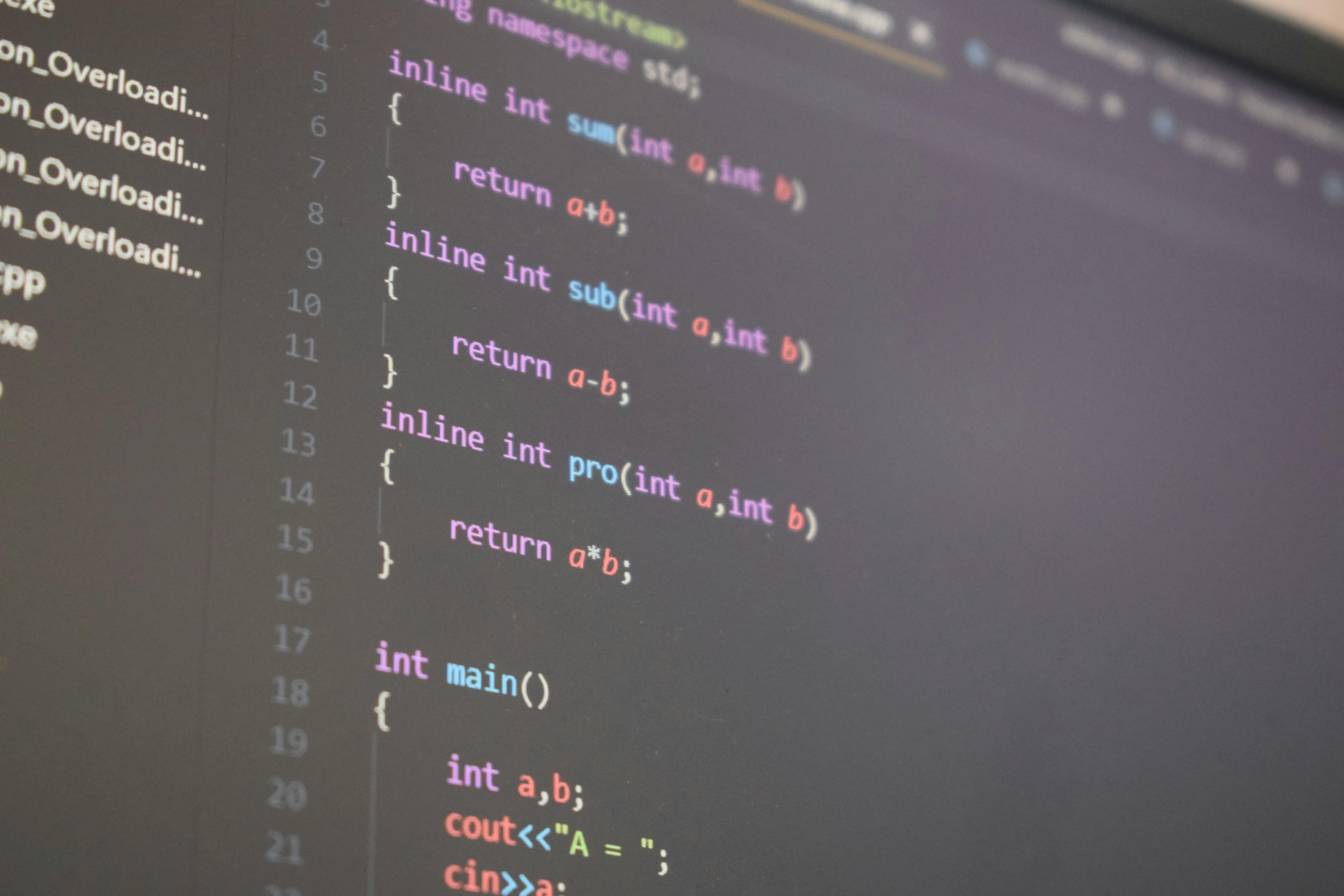 Hình ảnh một lập trình viên đang gõ code, minh họa cho việc học và sử dụng ngôn ngữ lập trình C