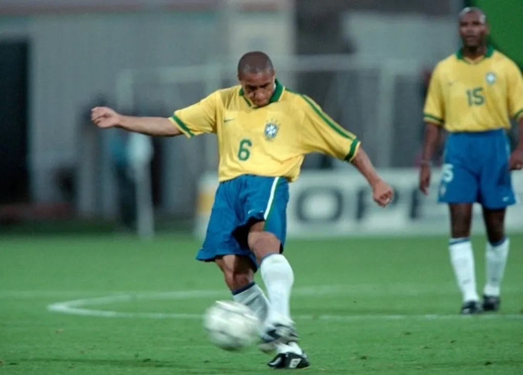 Hậu vệ trái huyền thoại Roberto Carlos là lựa chọn của Modric