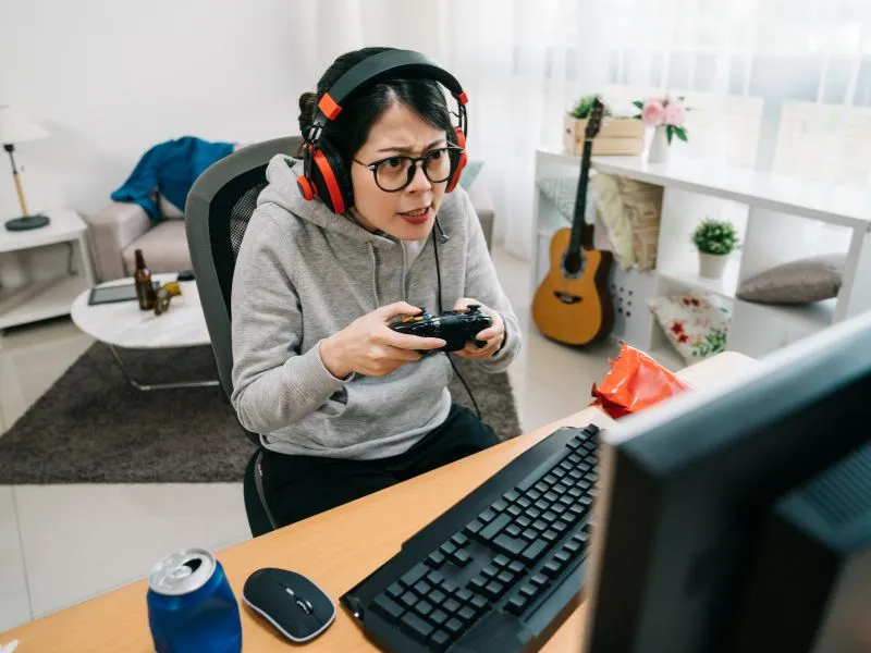 Tác hại vật lý: trẻ em nhìn màn hình điện thoại, có nguy cơ suy giảm thị lực do nghiện game