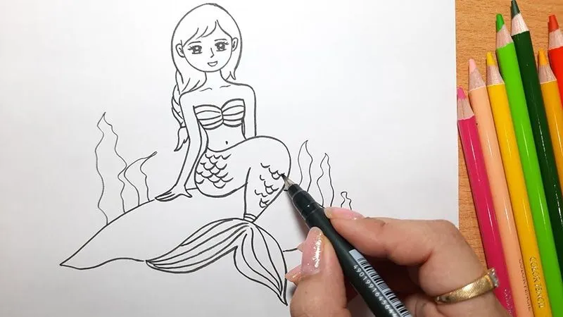 Bé tập vẽ nàng tiên cá