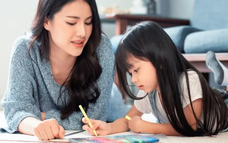 Khích lệ và dành lời khen cho bé trai trong suốt thời gian tô màu