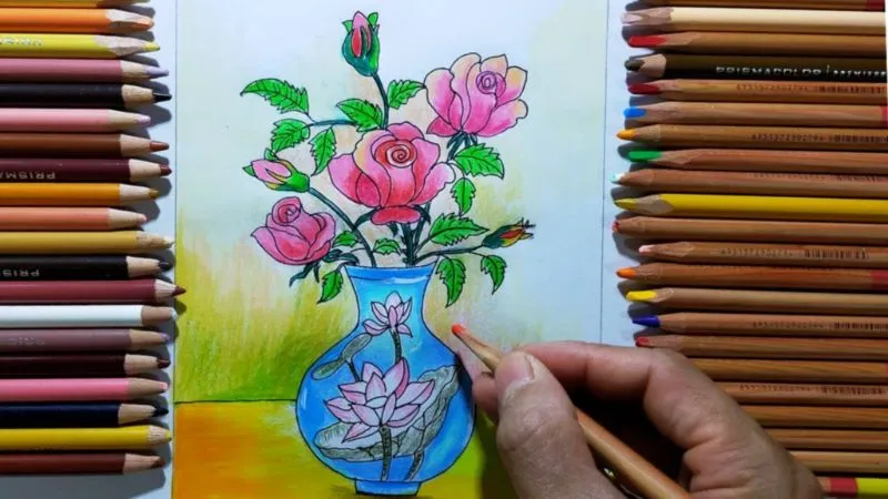 alt: Bé gái đang vẽ tranh bình hoa tại lớp năng khiếu