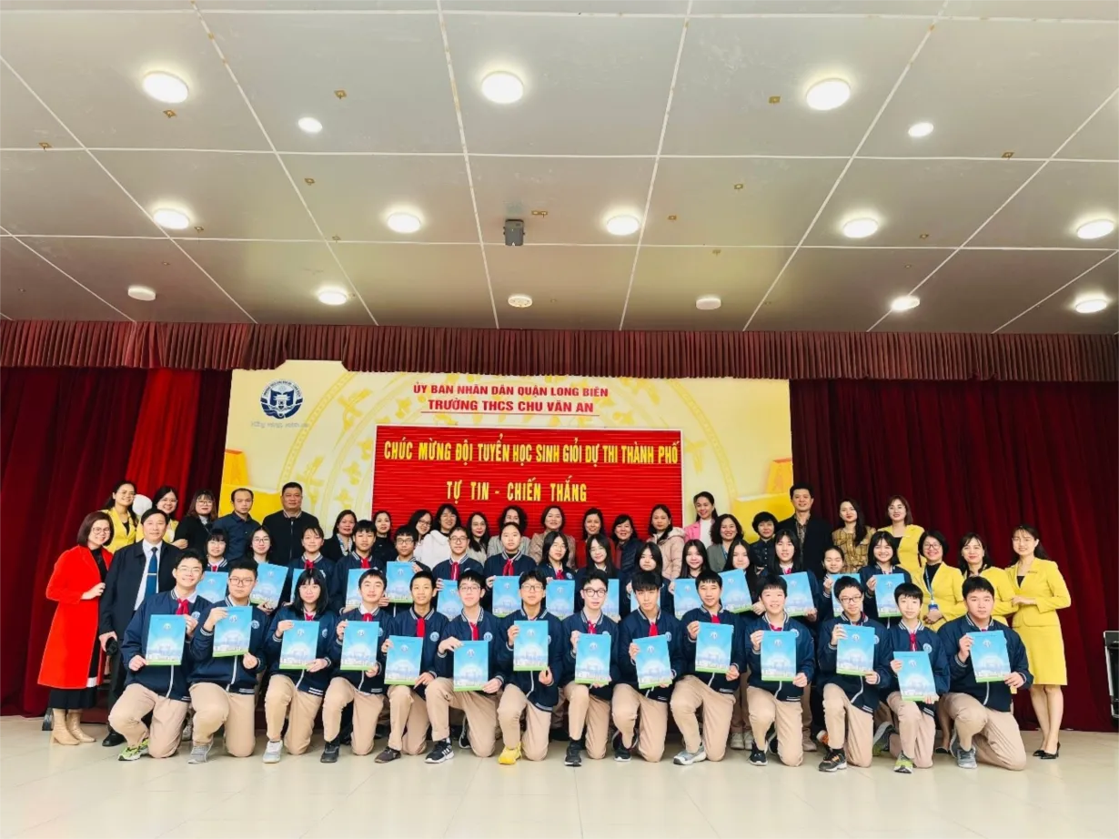 Hình ảnh đội tuyển học sinh giỏi dự thi cấp Thành phố, minh chứng cho nỗ lực học tập cần được tôn vinh trong lớp học