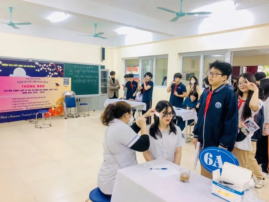 Hoạt động khám sức khỏe định kỳ cho học sinh trường THCS, một phần của việc chăm sóc toàn diện trong môi trường học đường
