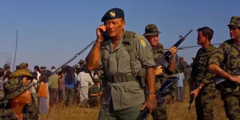 Biểu tượng chiếc mũ nồi xanh trong phim The Green Berets, thể hiện quan điểm ủng hộ chiến tranh