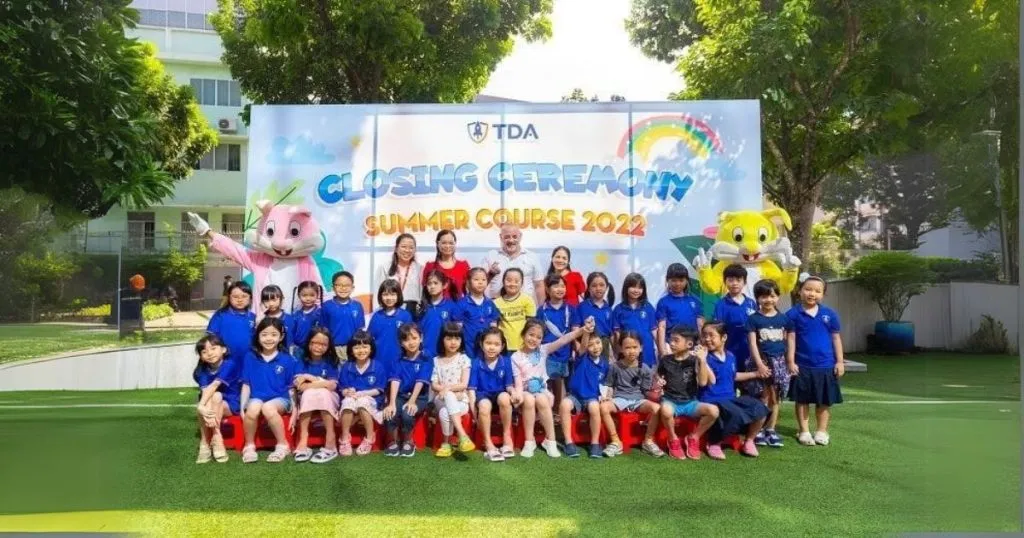 Trẻ em tham gia hoạt động khoa học tại trại hè TDA