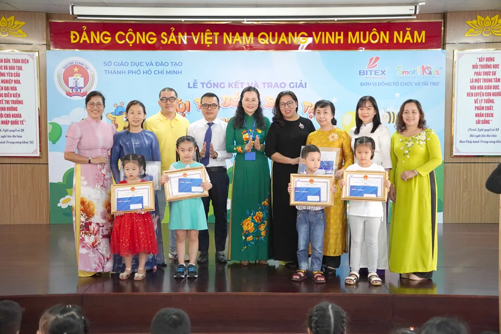Bà Lê Thụy Mỵ Châu, Phó giám đốc Sở GD-ĐT TP.HCM, trao giải hội thi tranh vẽ mầm non đạt giải cho các bé và đơn vị.