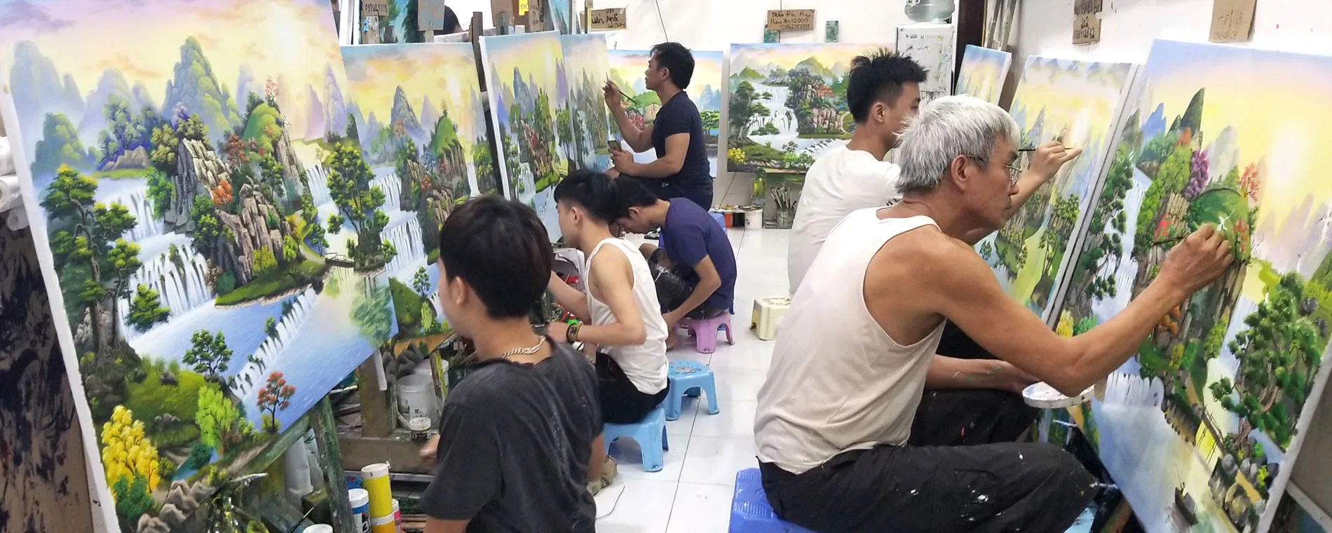 Học viên lớn tuổi đang thực hành vẽ tranh 3D tại lớp học