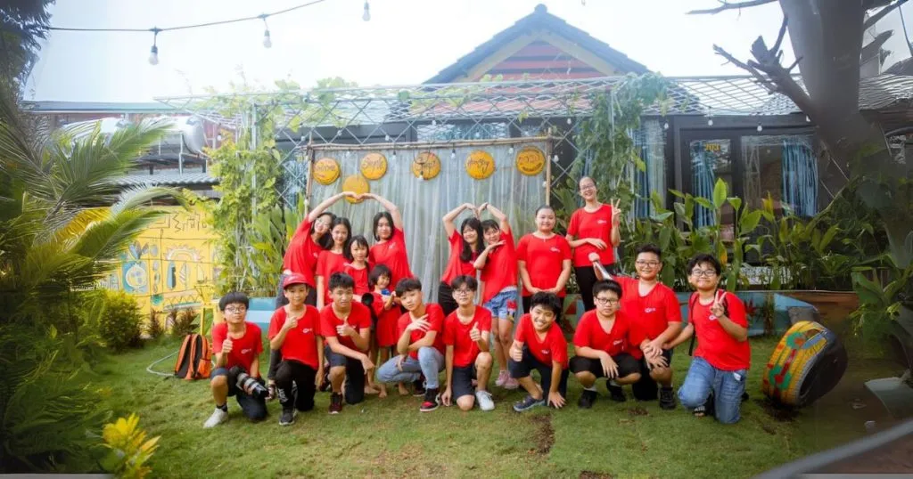 Trẻ em tham gia hoạt động ngoài trời tại RES Summer Camp