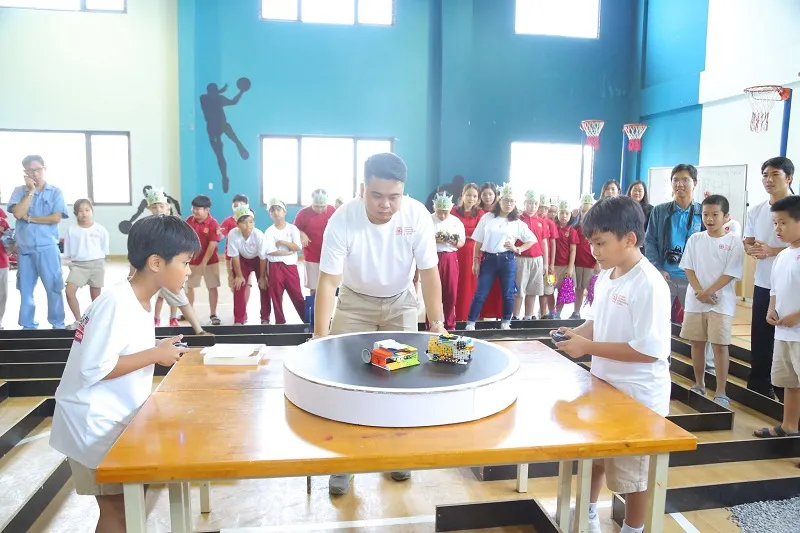 Học sinh tham gia một cuộc thi chế tạo robot