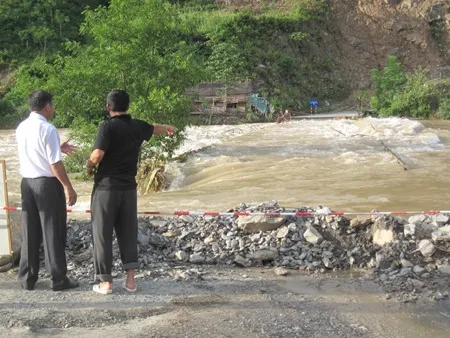 Chủ tịch UBND huyện Tương Dương kiểm tra tình hình tại cầu Bản Vẽ
