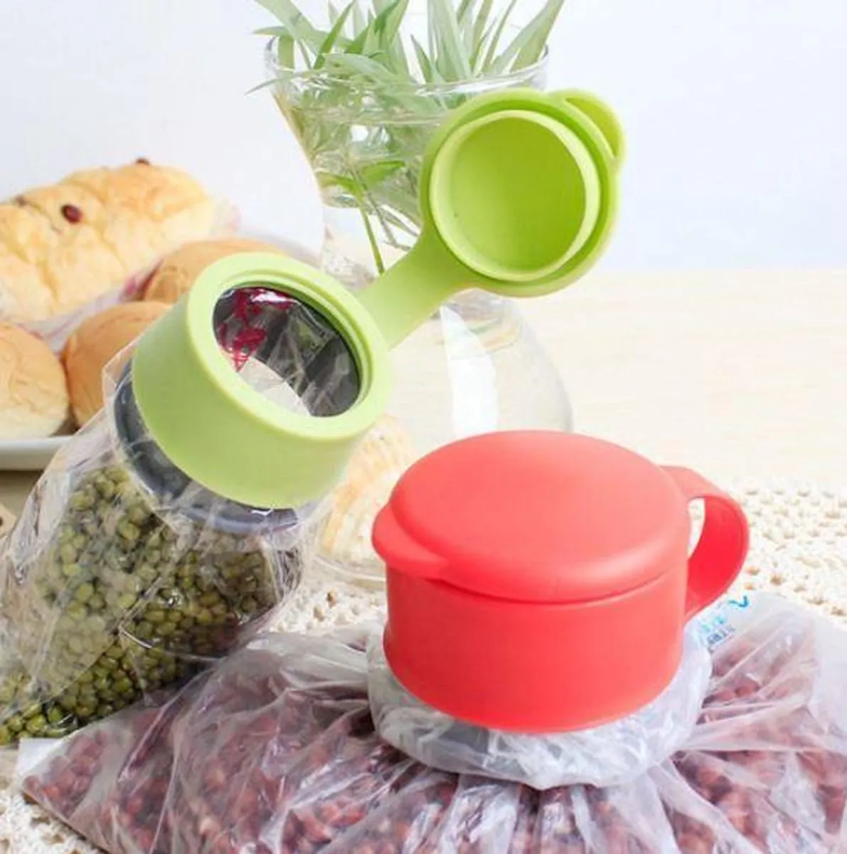 Cách tận dụng cổ nắp chai để đóng bịch kín.