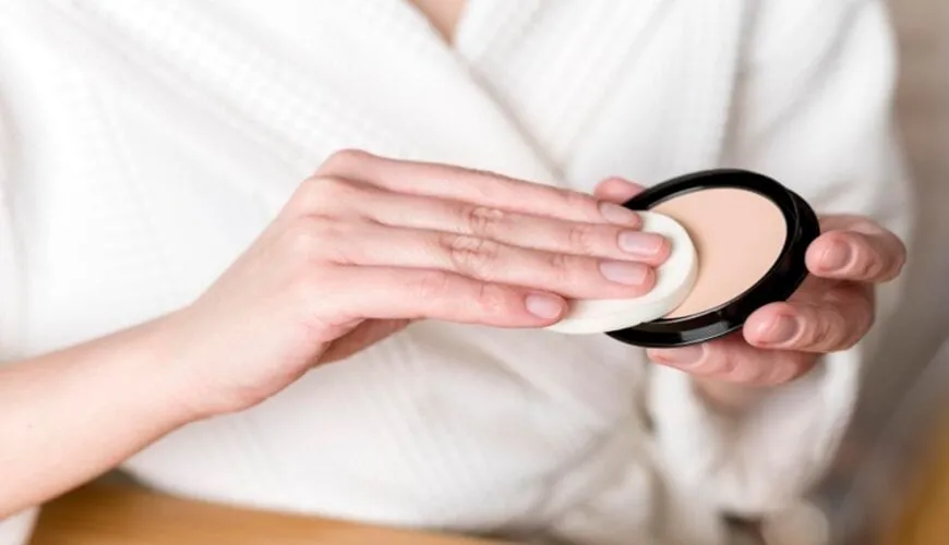 Hộp phấn phủ, món đồ trang điểm giúp kiềm dầu, cố định lớp nền và làm mịn da