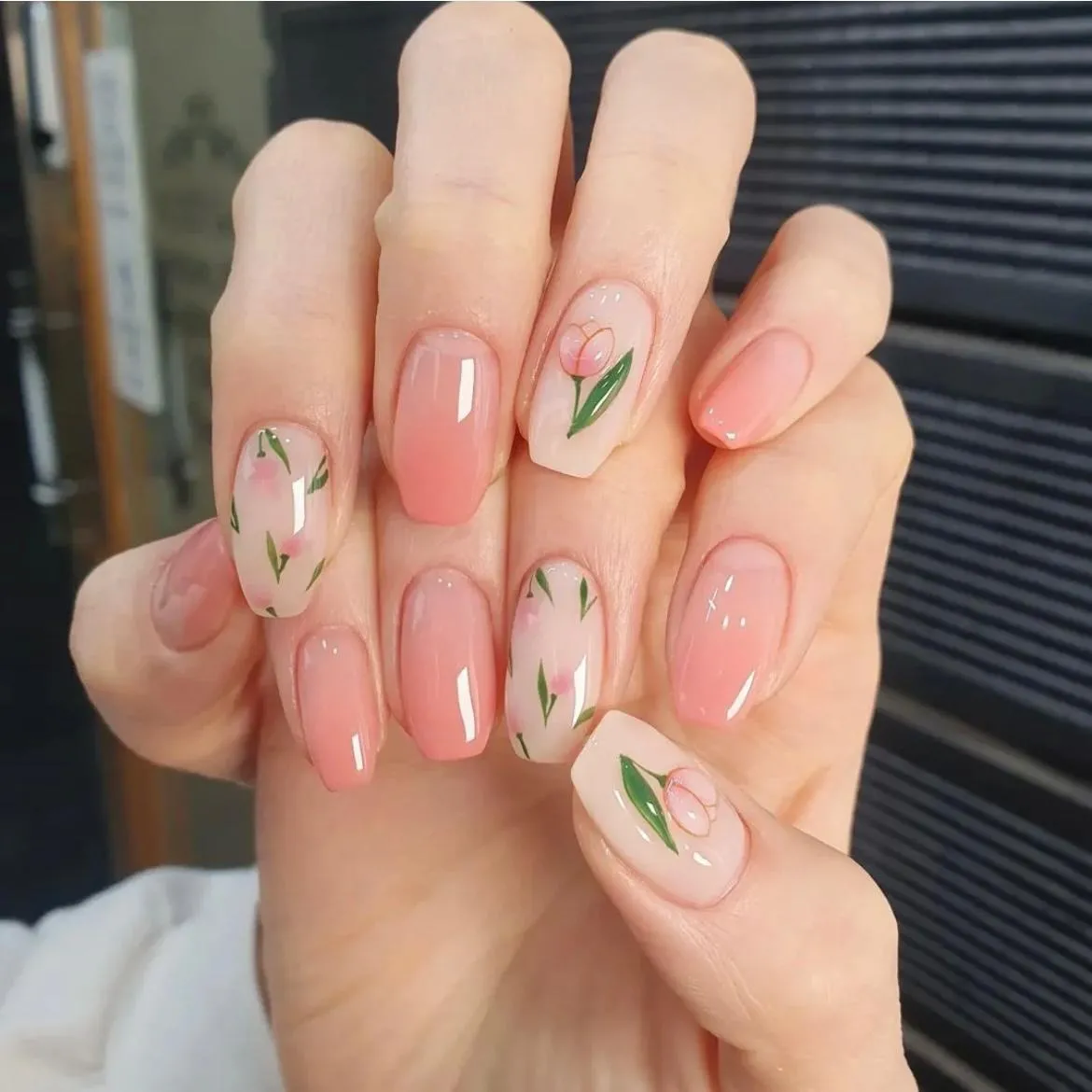 Nail thạch hồng vẽ họa tiết hoa