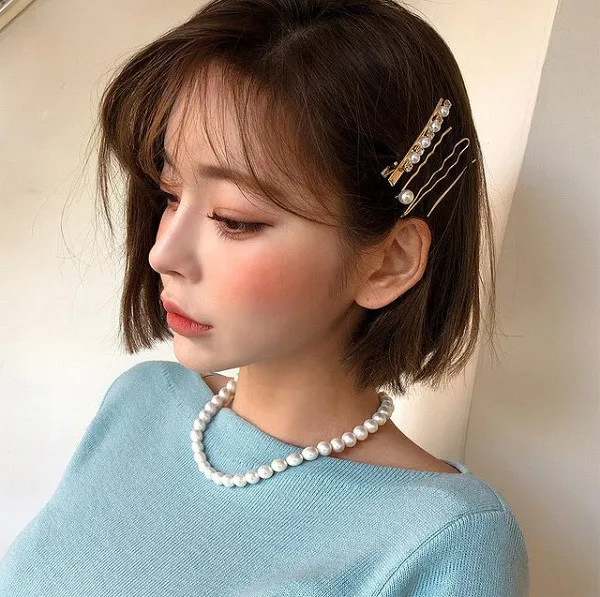 Cô gái dùng kẹp tóc ngọc trai nhỏ xinh