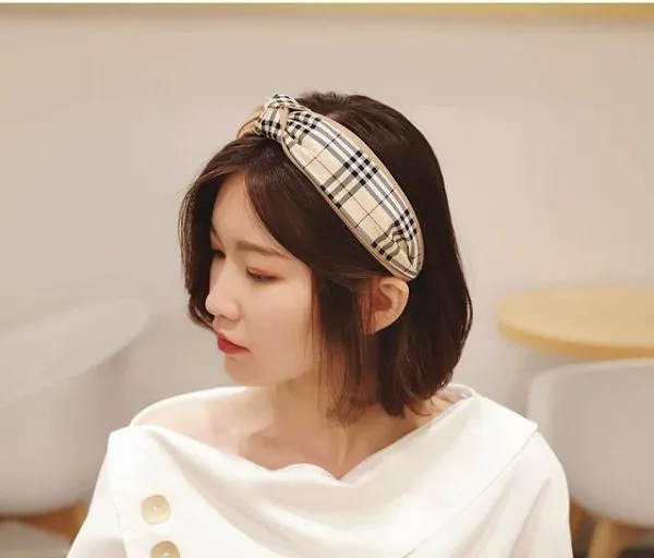Cô gái đeo băng đô cho tóc ngắn